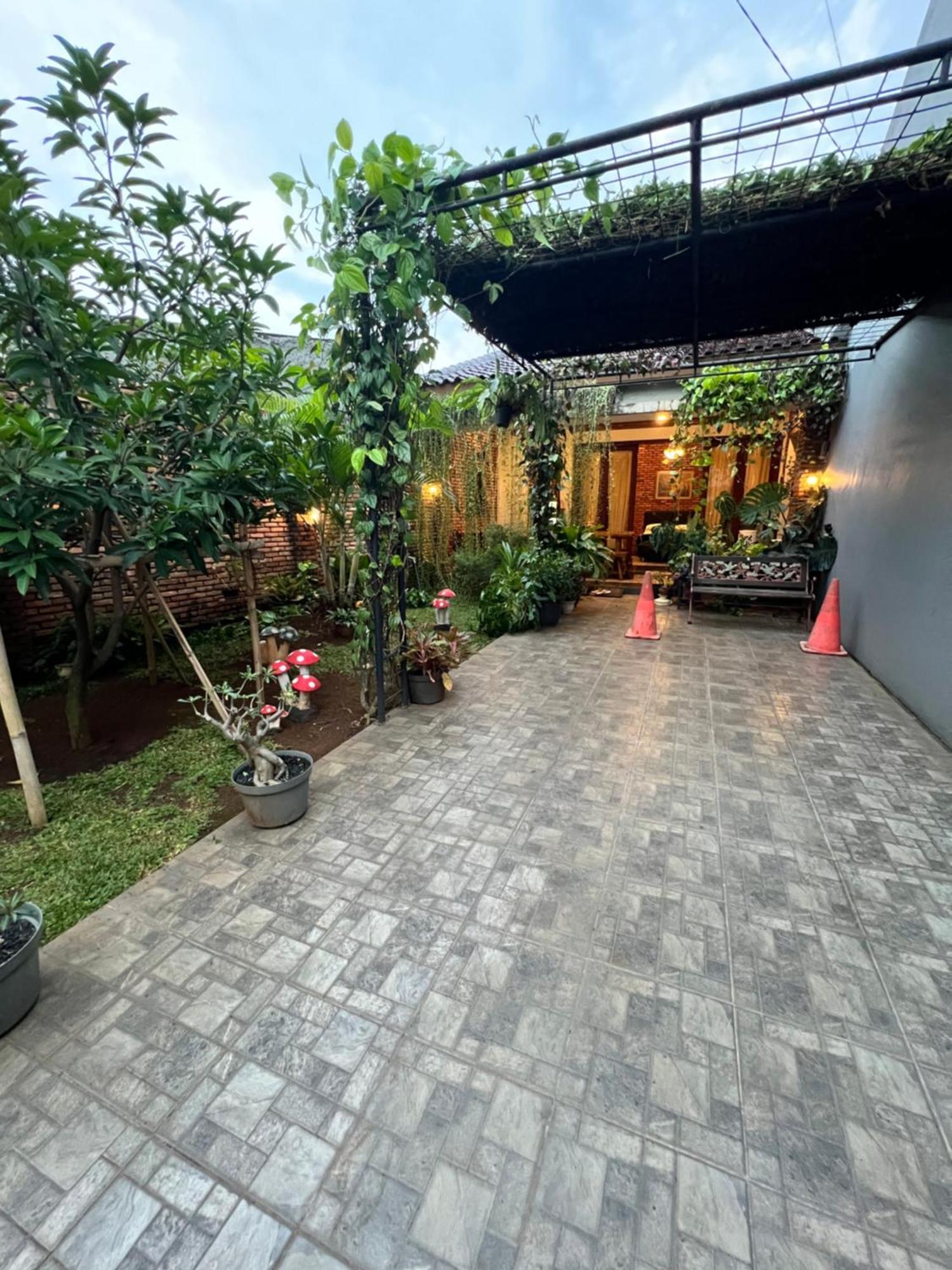 Pendopo Nilam Den Erwin Wisma tamu